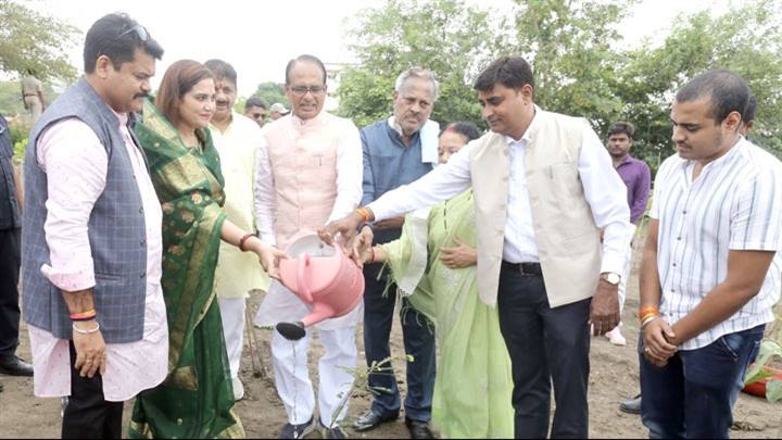 मुख्यमंत्री श्री चौहान ने लगाए आँवला, करंज और कचनार के पौधे